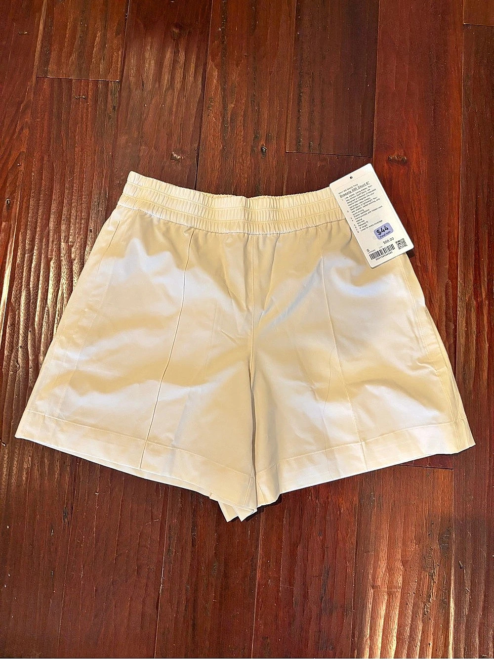 Lululemon Breezily Mid-Rise Short 6" Athletic Shorts Cream Small NWT